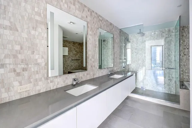 $5,900 | 88 Southwest 7th Street, Unit 1503, Miami, FL 33130