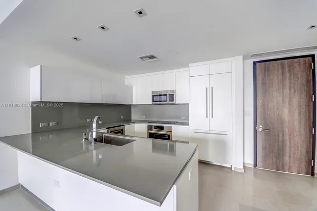 $5,900 | 88 Southwest 7th Street, Unit 1503, Miami, FL 33130