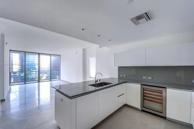 $5,900 | 88 Southwest 7th Street, Unit 1503, Miami, FL 33130