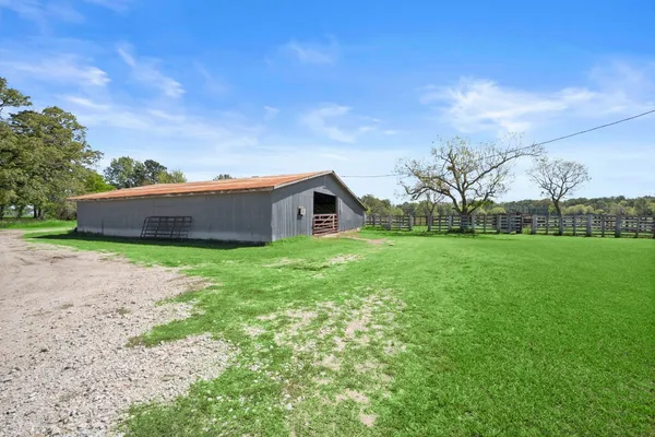 $800,000 | 4856 North Fm 356, Onalaska, TX 77360