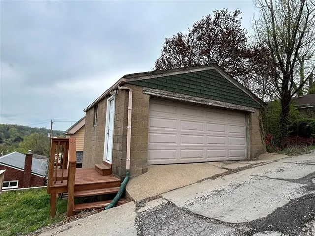 a view of house with backyard and trees