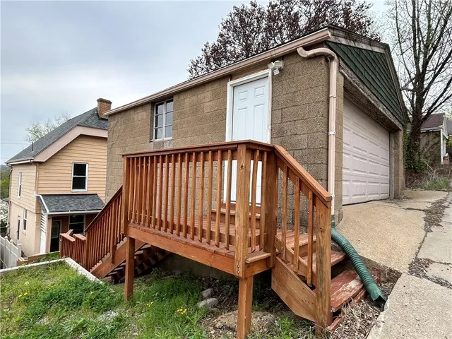 a view of a house with backyard and porch