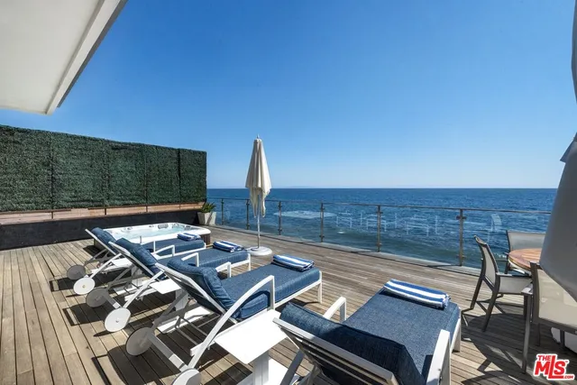 a view of a outdoor space with lounge chair