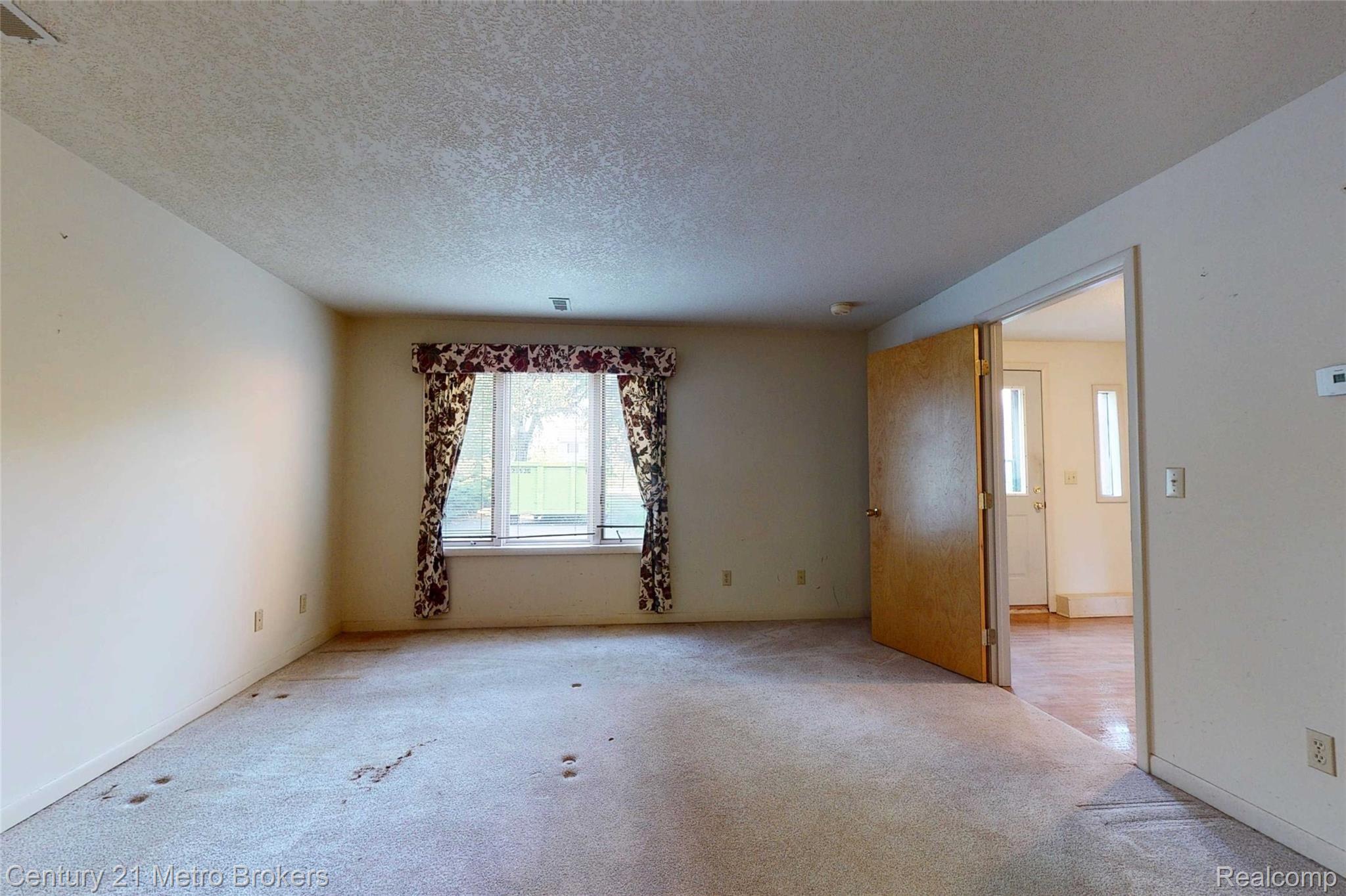 7475 East Atherton Road Davison, MI 48423 - Photo 17 of 50 7475-E-Atherton-Rd-15 Living Room.jpg