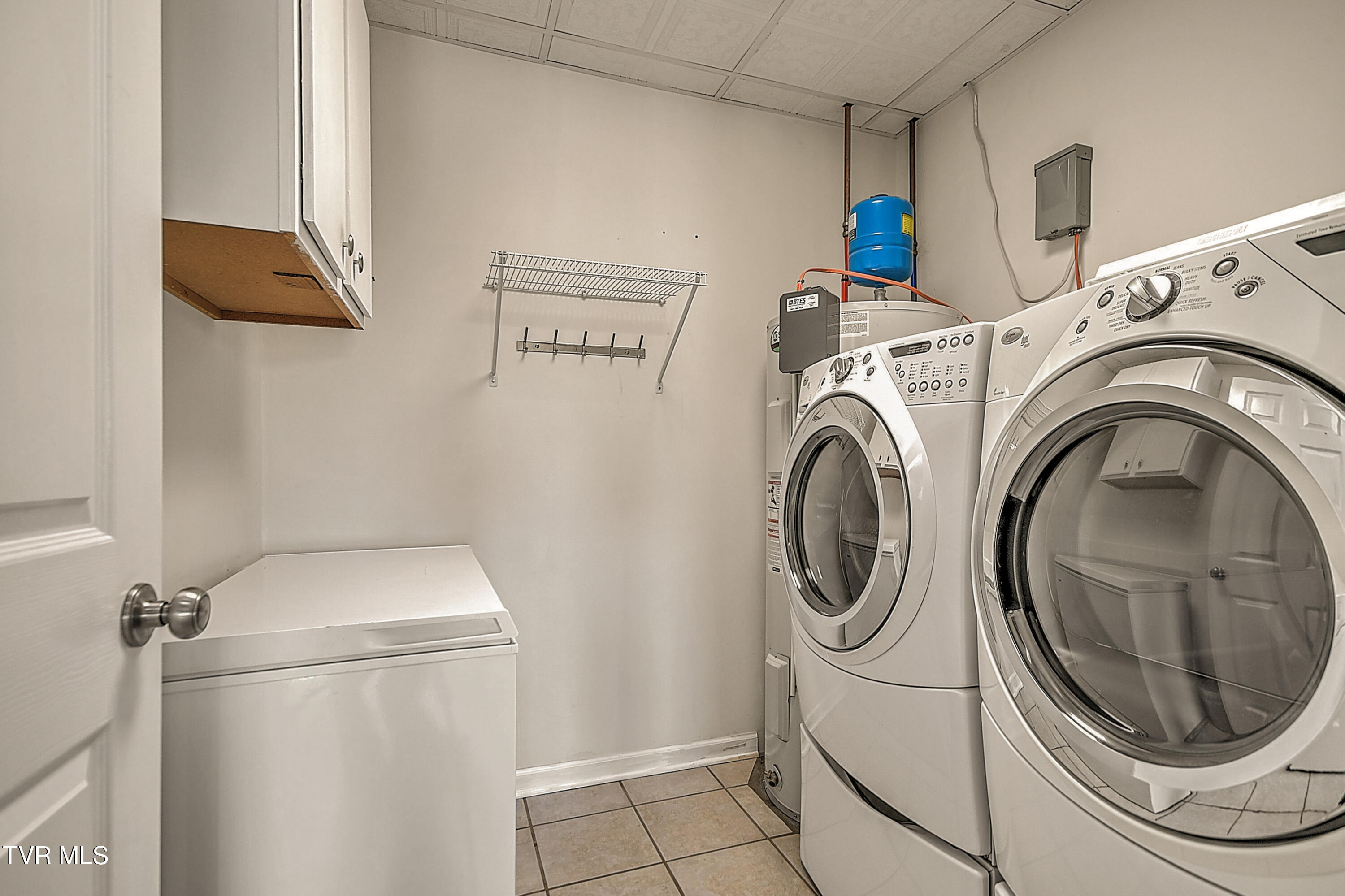 395 Lakeshore Road Bluff City, TN 37618 - Photo 22 of 40 395 Lakeshore JF-37