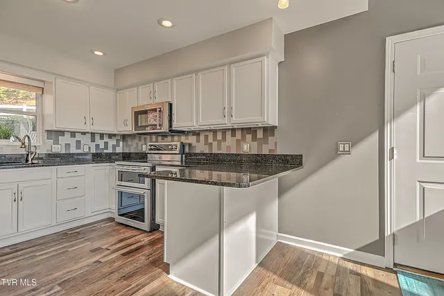 $435,000 | 395 Lakeshore Road, Bluff City, TN 37618