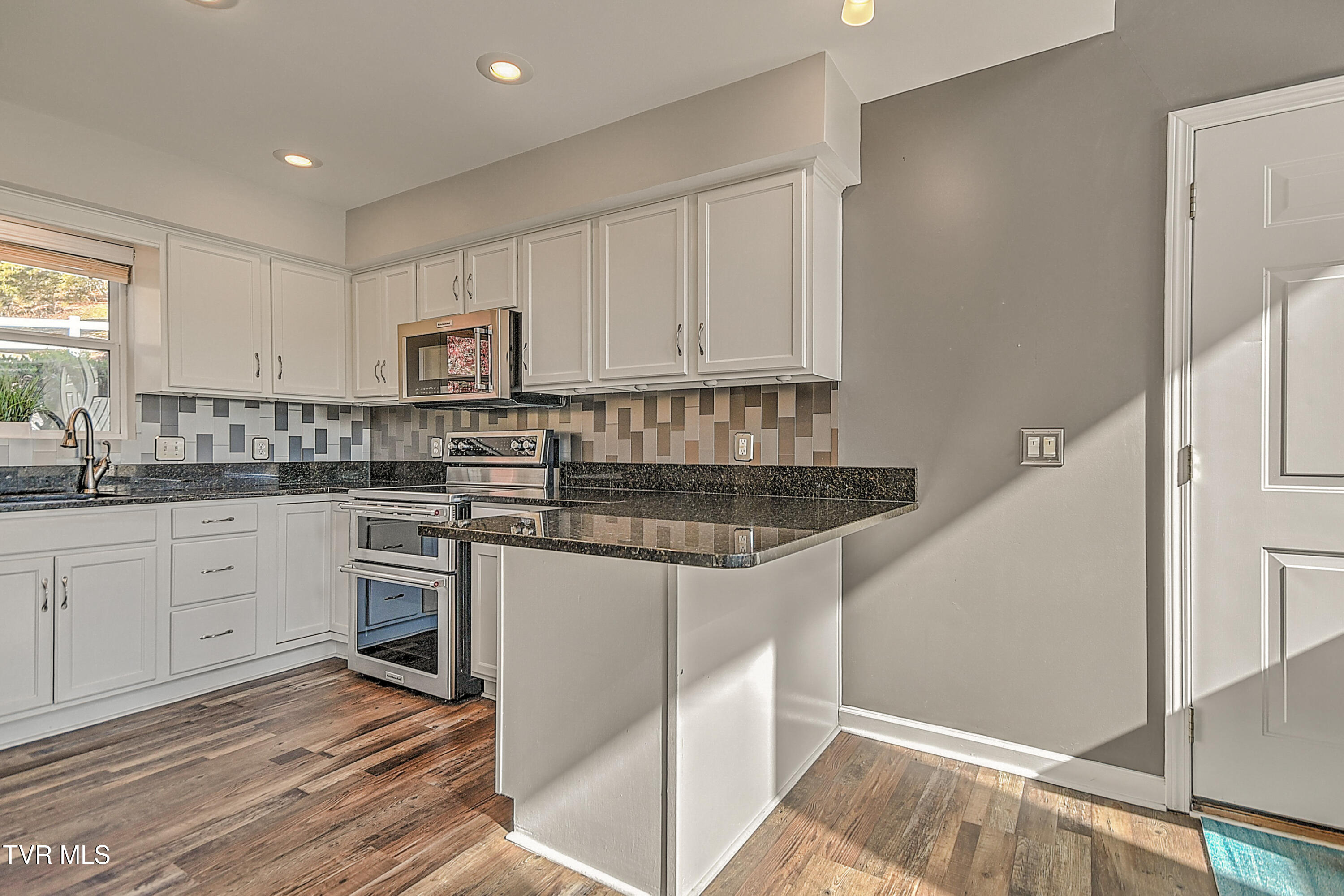 395 Lakeshore Road Bluff City, TN 37618 - Photo 8 of 40 395 Lakeshore JF-11