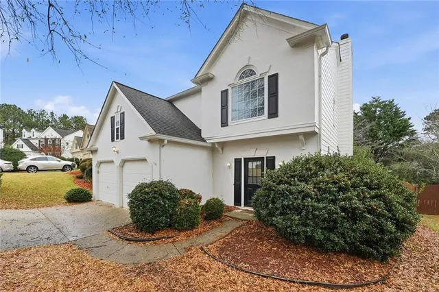 a view of a house with a yard