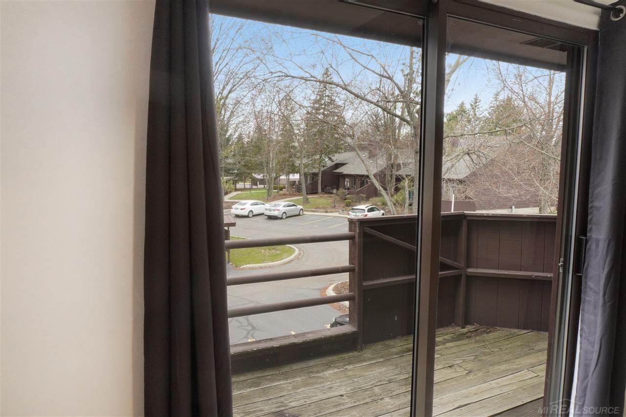 215 East Jolly Road Lansing, MI 48910 - Photo 11 of 38 50070946-10.JPG