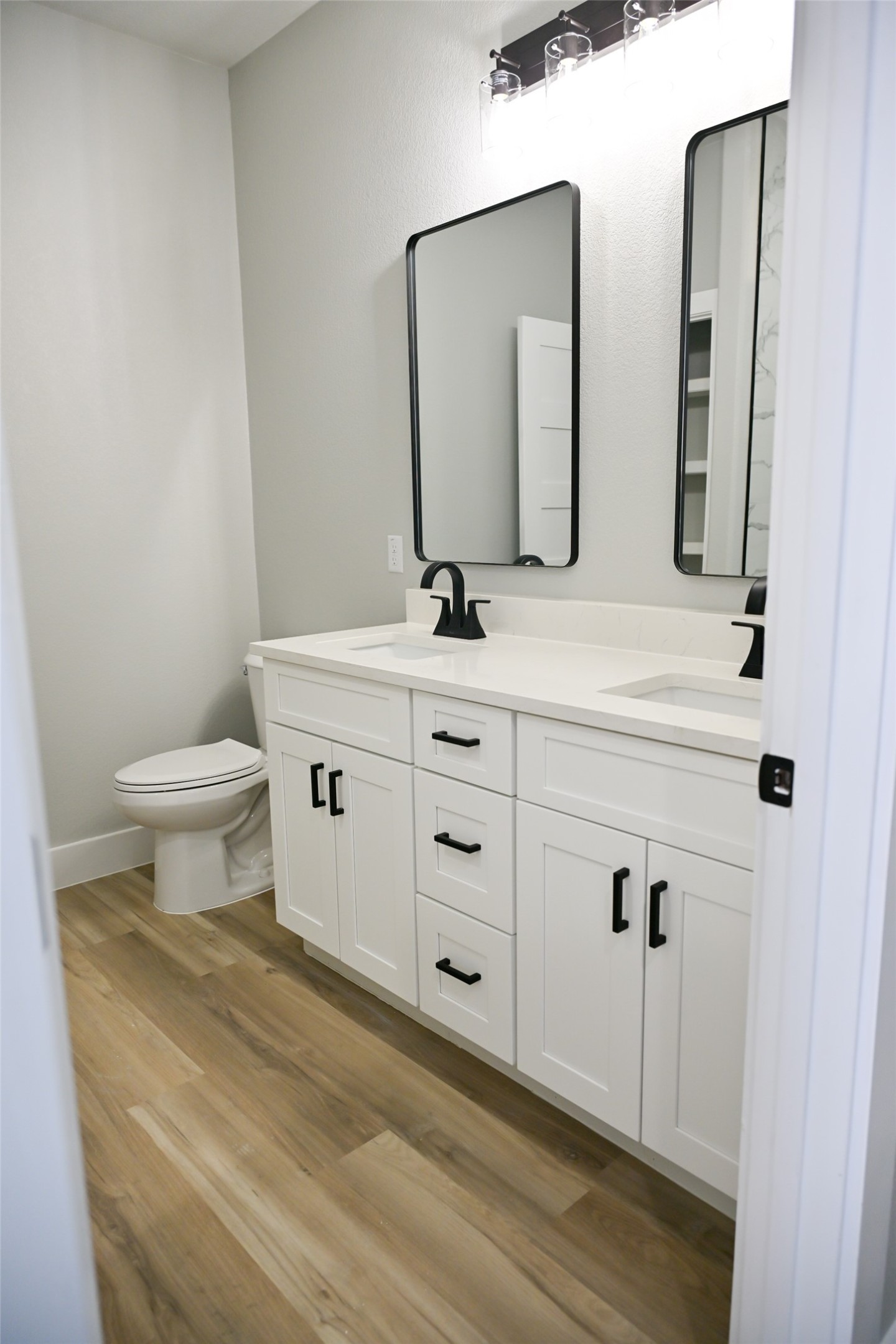 516 North Hackberry Avenue Luling, TX 78648 - Photo 10 of 36 Full bath featuring double vanity and light wood-style floors