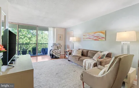 $215,000 | 2016 Naamans Road, Unit D2, Wilmington, DE 19810