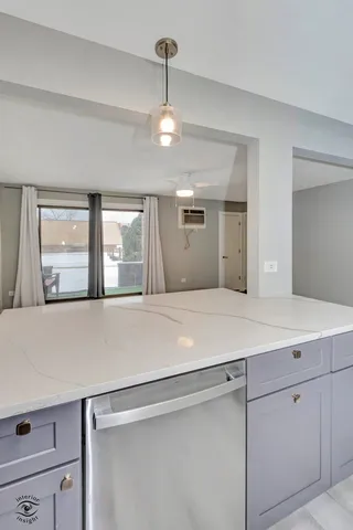 $1,900 | 7302 Blackstone Avenue, Unit 7, Justice, IL 60458