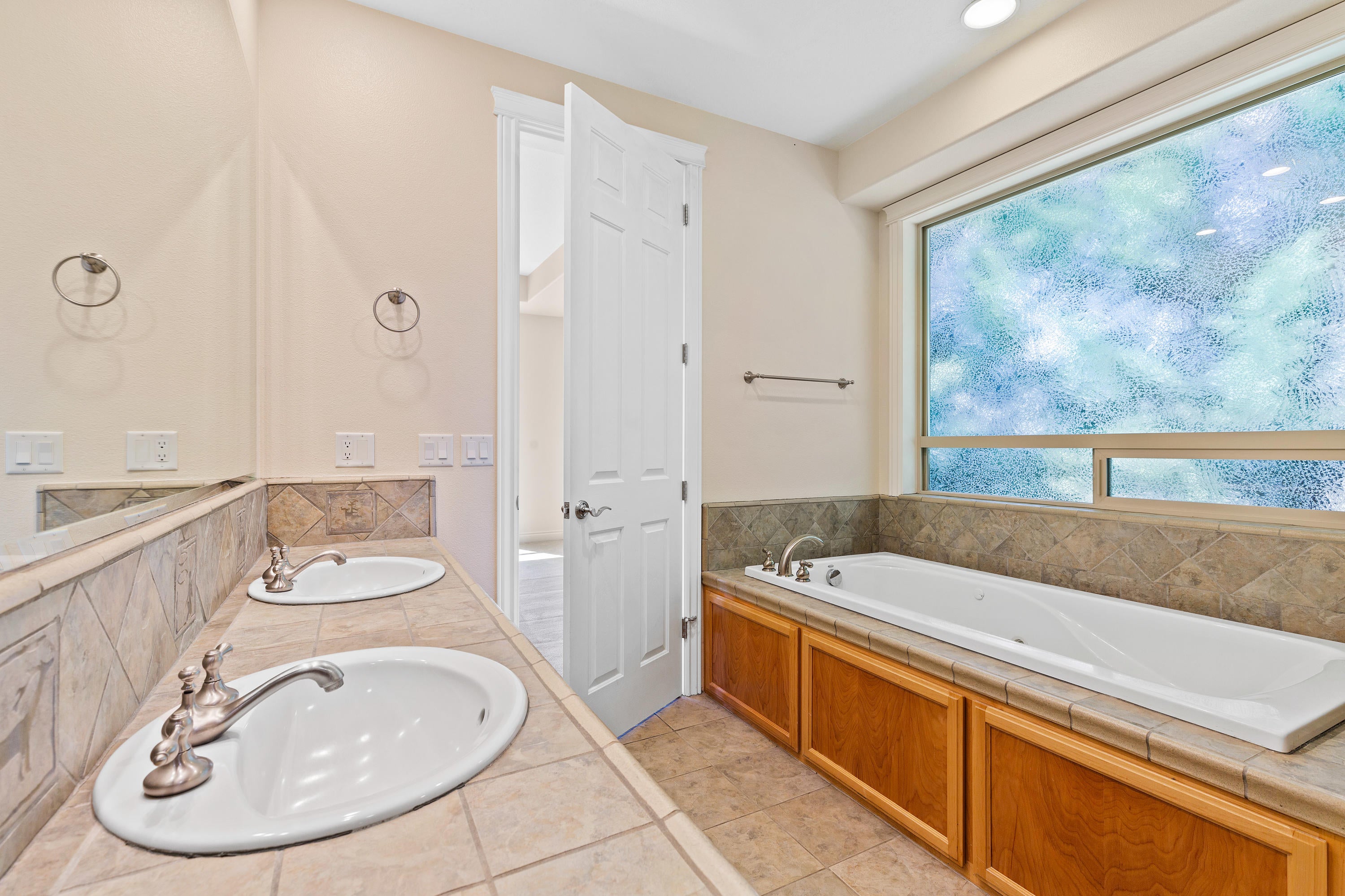4335-4337 Murryhill Terrace Medford, OR 97504 - Photo 18 of 38 Primary Bathroom #1