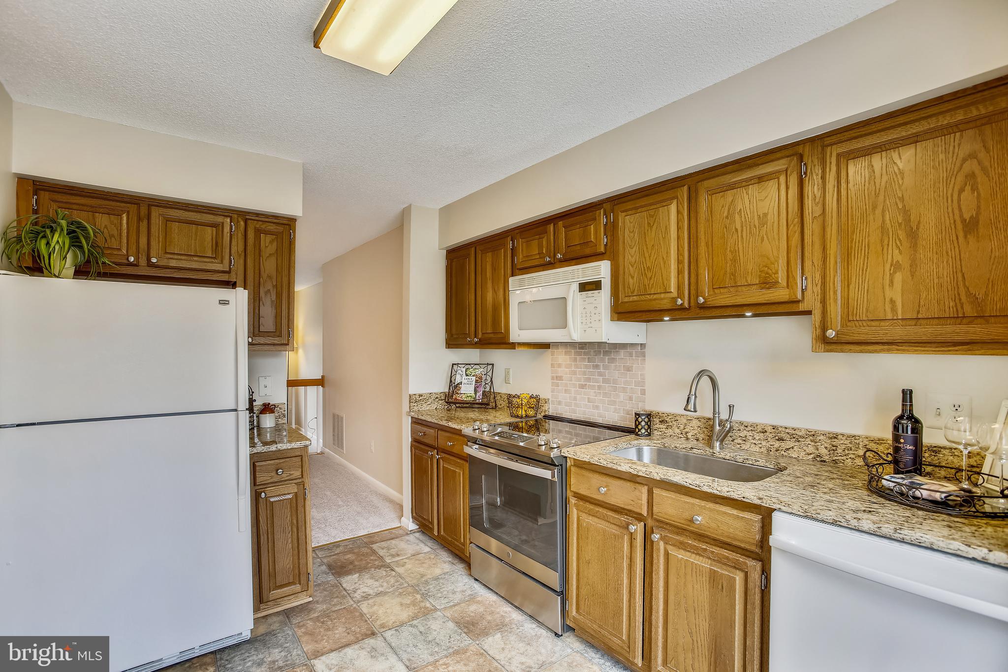 1404 Newport Spring Court Reston, VA 20194 - Photo 5 of 70 Newer Stainless-Steel GE Oven Range
