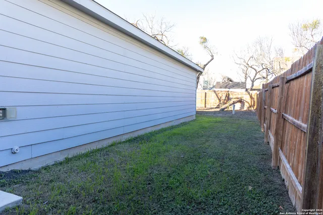 a view of a backyard