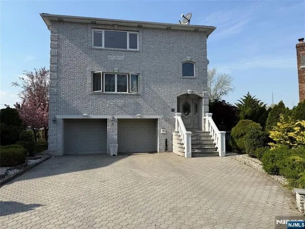 $3,700 | 33 Willow Wood Court, Unit 2, East Rutherford, NJ 07073