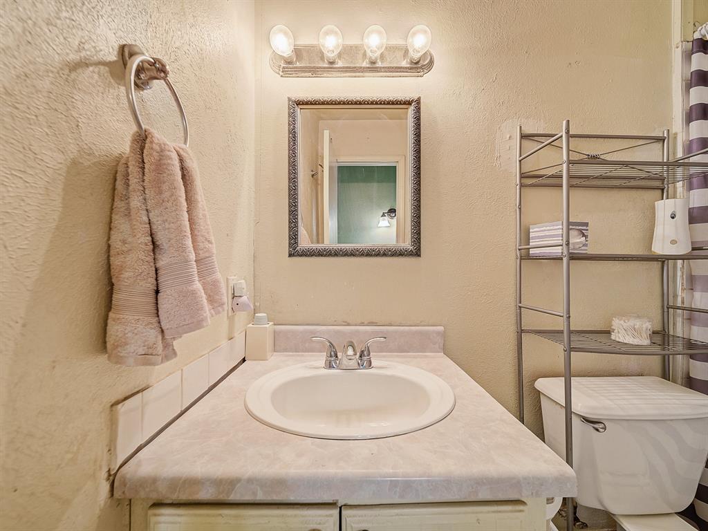13833 Indian Wells Road Dallas, TX 75253 - Photo 15 of 39 Bathroom 1 with tub/shower combo