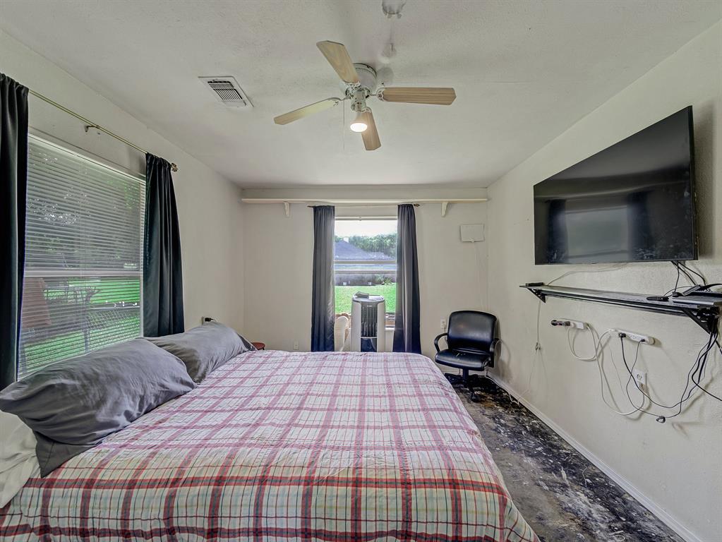 13833 Indian Wells Road Dallas, TX 75253 - Photo 16 of 39 Bedroom 4 with Bathroom, currently used as primary bedroom