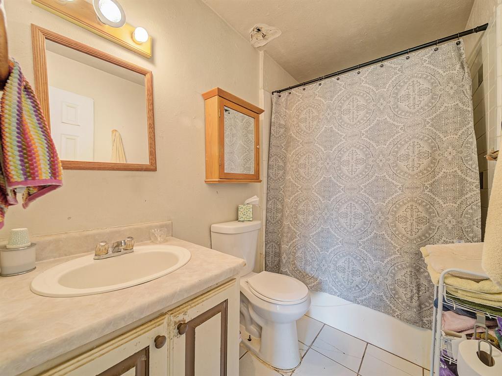 13833 Indian Wells Road Dallas, TX 75253 - Photo 18 of 39 Bath 2 ensuite. Currently used as primary bath