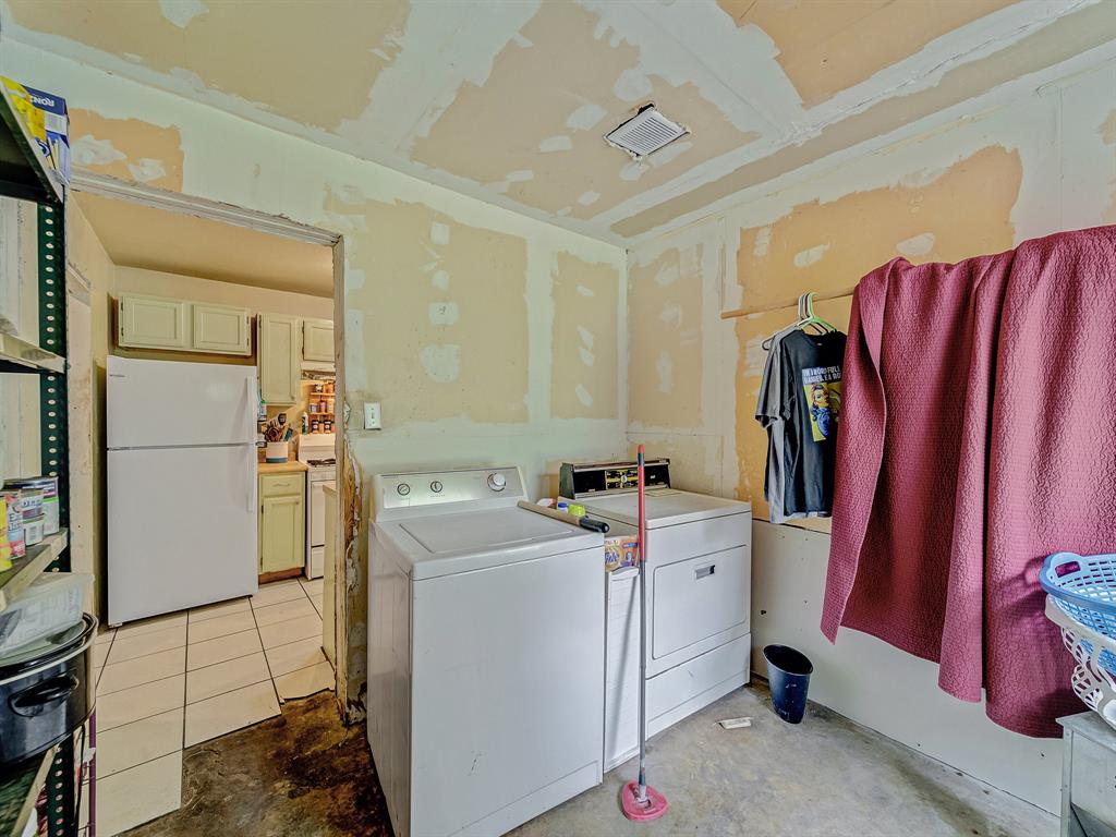 13833 Indian Wells Road Dallas, TX 75253 - Photo 20 of 39 Laundry room/Utility Room off the Kitchen that leads to the backyard