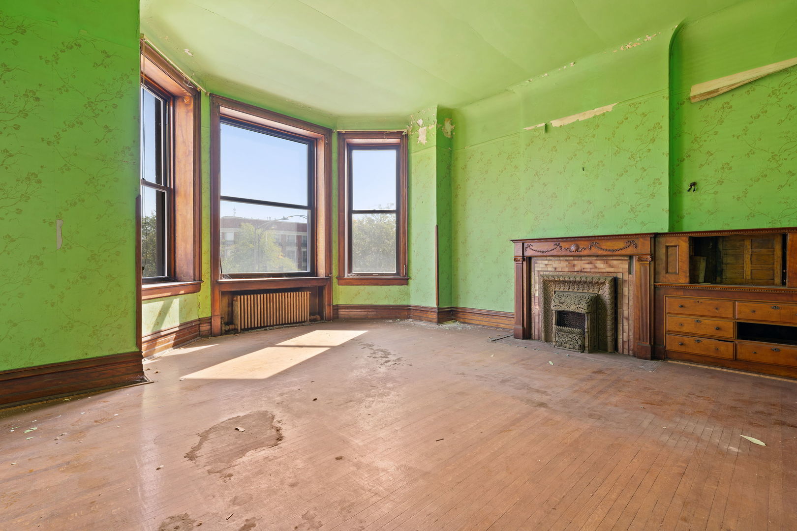 3936 South King Drive Chicago, IL 60653 - Photo 19 of 30 an empty room with furniture and a fireplace