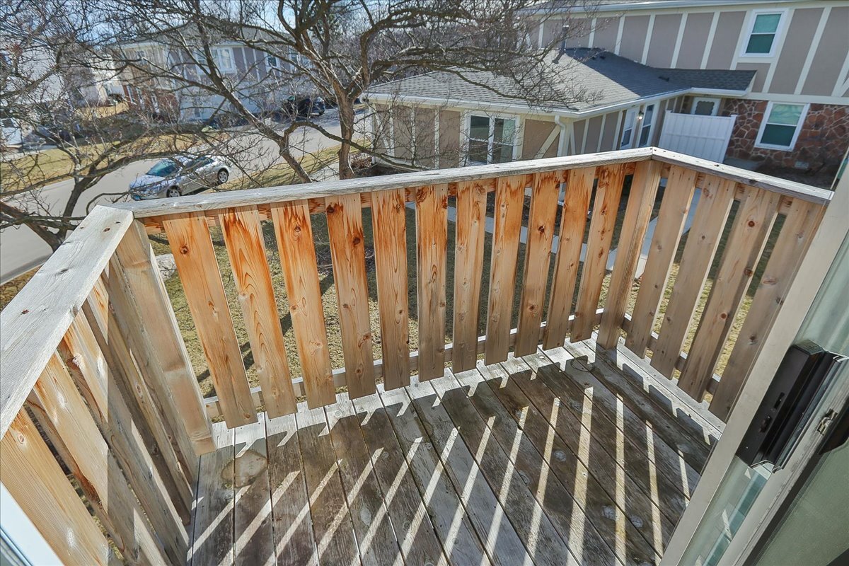 247 Nantucket Harbor Schaumburg, IL 60193 - Photo 20 of 25 a view of outdoor space with deck and white walls