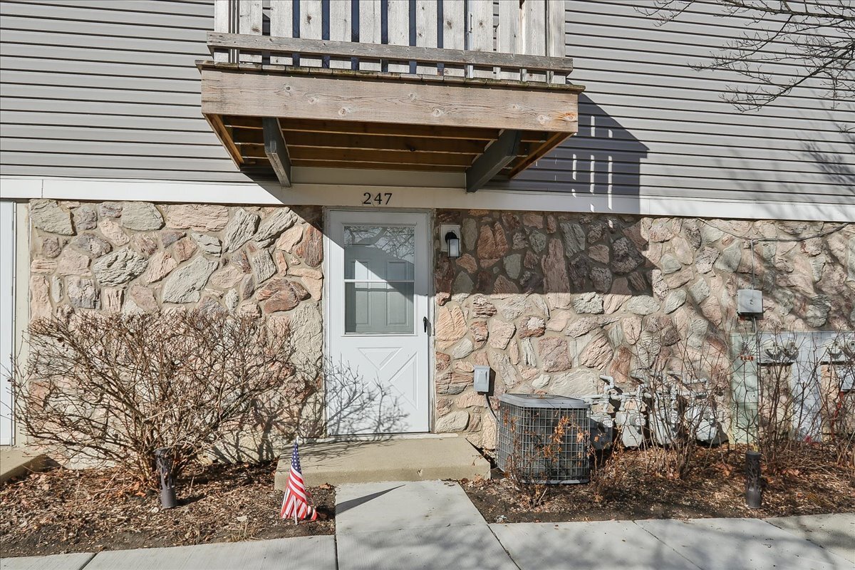 247 Nantucket Harbor Schaumburg, IL 60193 - Photo 21 of 25 a view of entryway