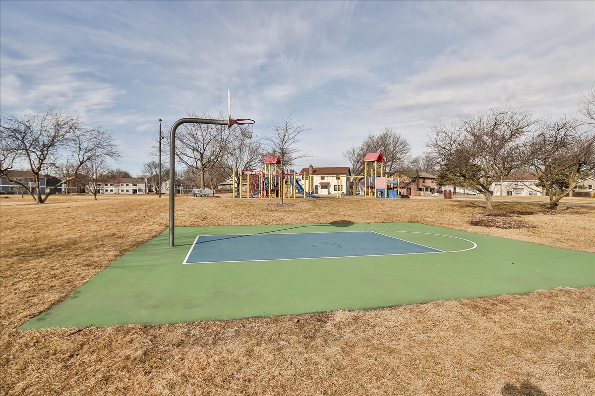 247 Nantucket Harbor Schaumburg, IL 60193 - Photo 24 of 25 a view of a basket ball ground
