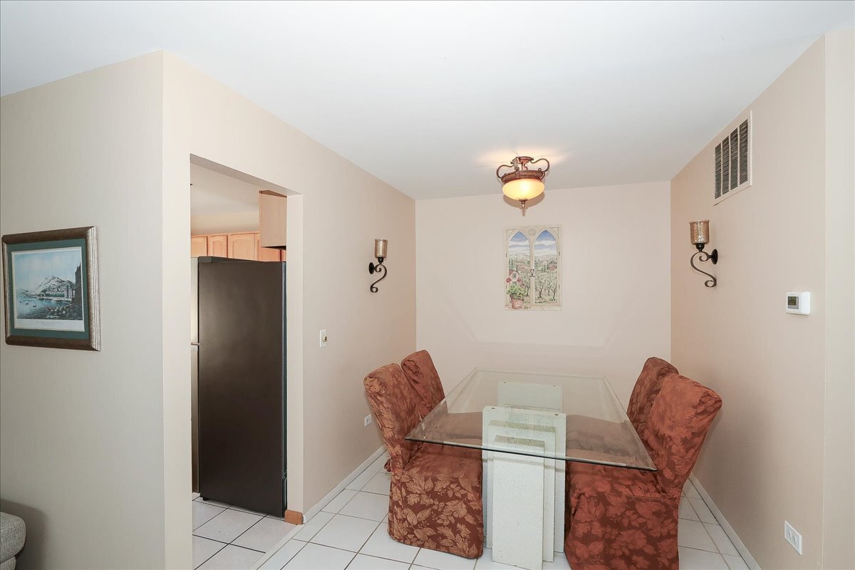 247 Nantucket Harbor Schaumburg, IL 60193 - Photo 7 of 25 a living room with furniture and a window