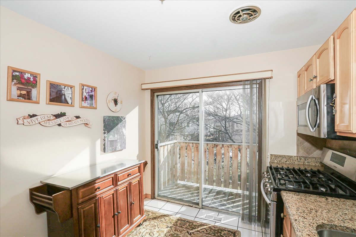 247 Nantucket Harbor Schaumburg, IL 60193 - Photo 10 of 25 a kitchen with stainless steel appliances a refrigerator and a stove