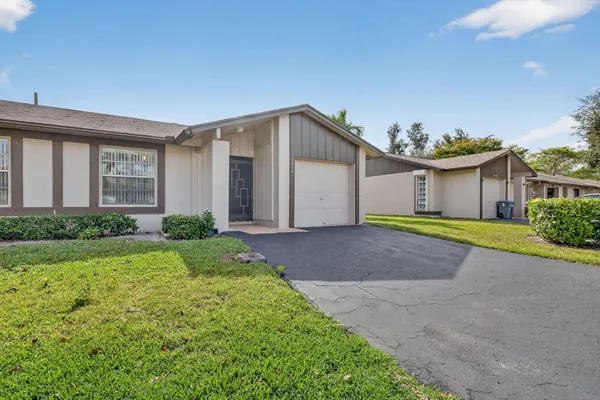 $315,000 | 5404 Viburnum Circle, Delray Beach, FL 33484