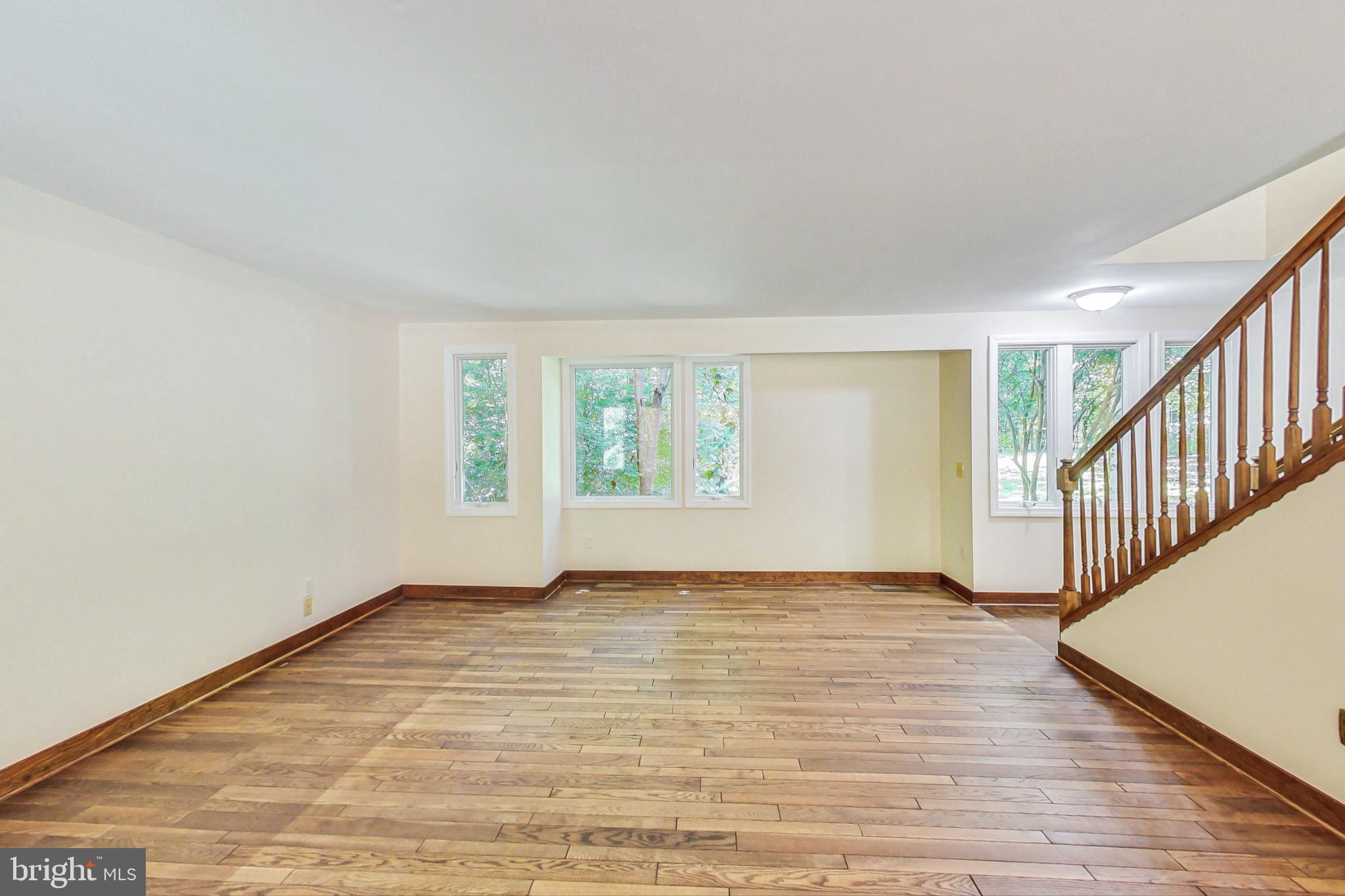 9206 Potomac Ridge Road Great Falls, VA 22066 - Photo 9 of 60 Living Room