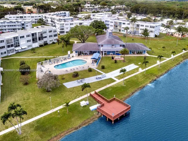 $1,700 | 2300 Park Lane, Unit 211, Hollywood, FL 33021