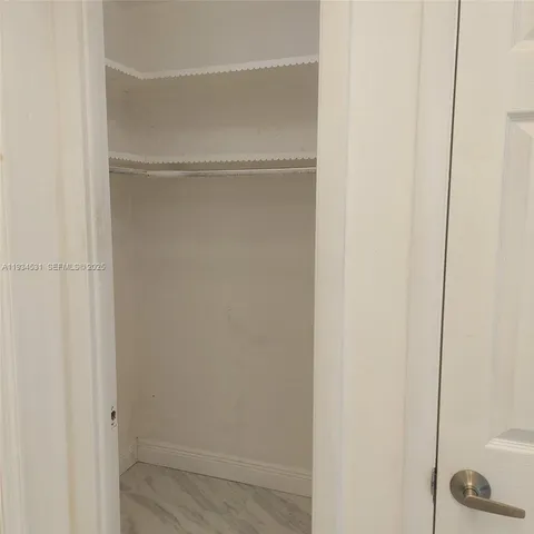 $1,700 | 2300 Park Lane, Unit 211, Hollywood, FL 33021