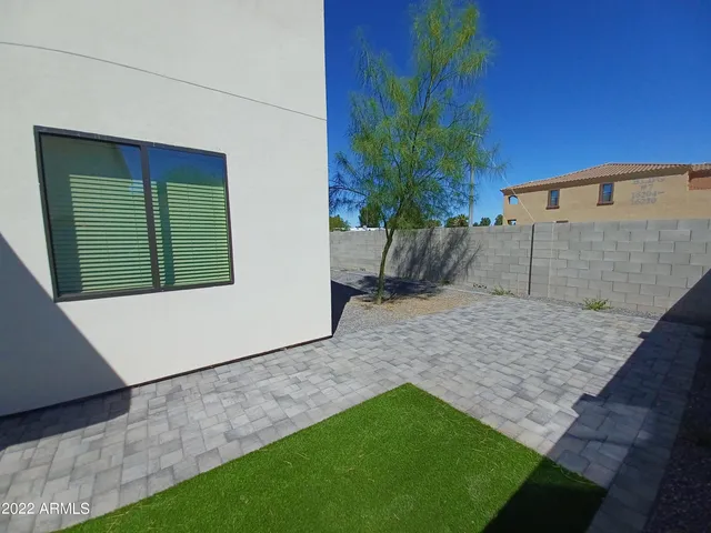 a view of a backyard