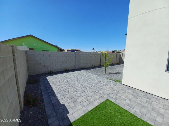 a view of a backyard