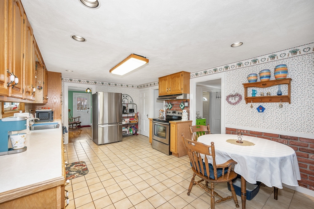 41 High Street Stoneham, MA 02180 - Photo 4 of 38