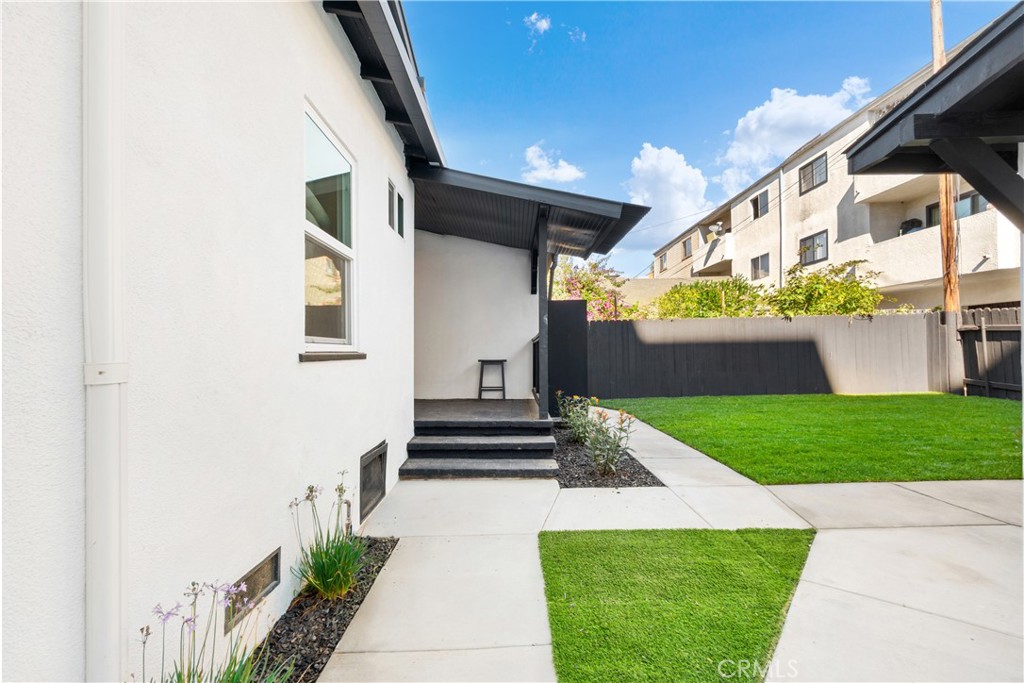1148 Locust Avenue Long Beach, CA 90813 - Photo 23 of 34 a view of a back yard of the house