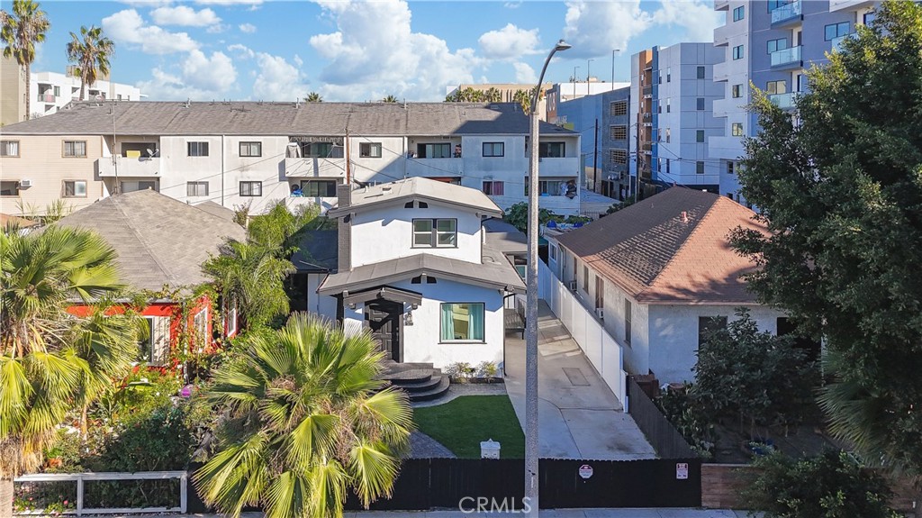 1148 Locust Avenue Long Beach, CA 90813 - Photo 32 of 34 a aerial view of a house