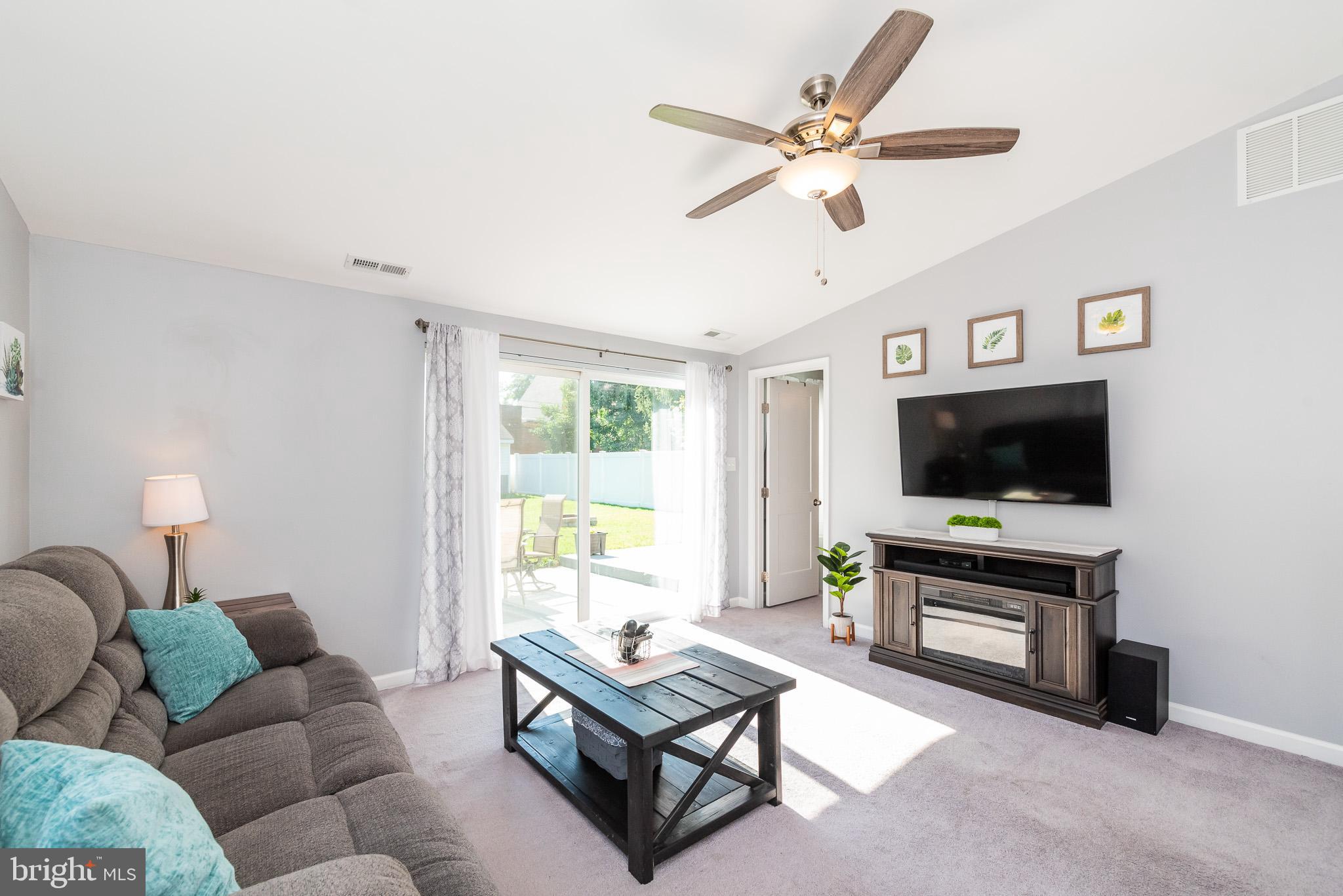 300 Sassafras Road Baltimore, MD 21221 - Photo 20 of 52 Living Room