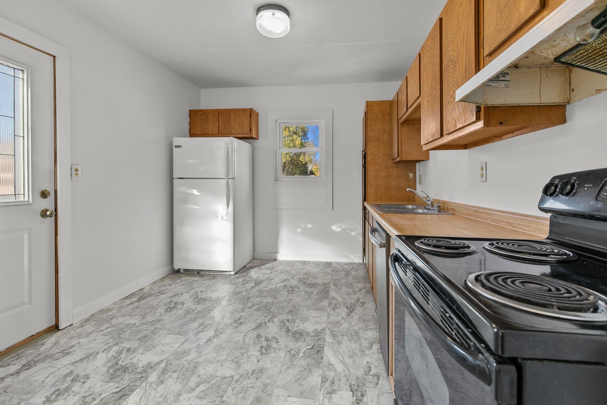 508 Tayco Street Menasha, WI 54952 - Photo 4 of 34