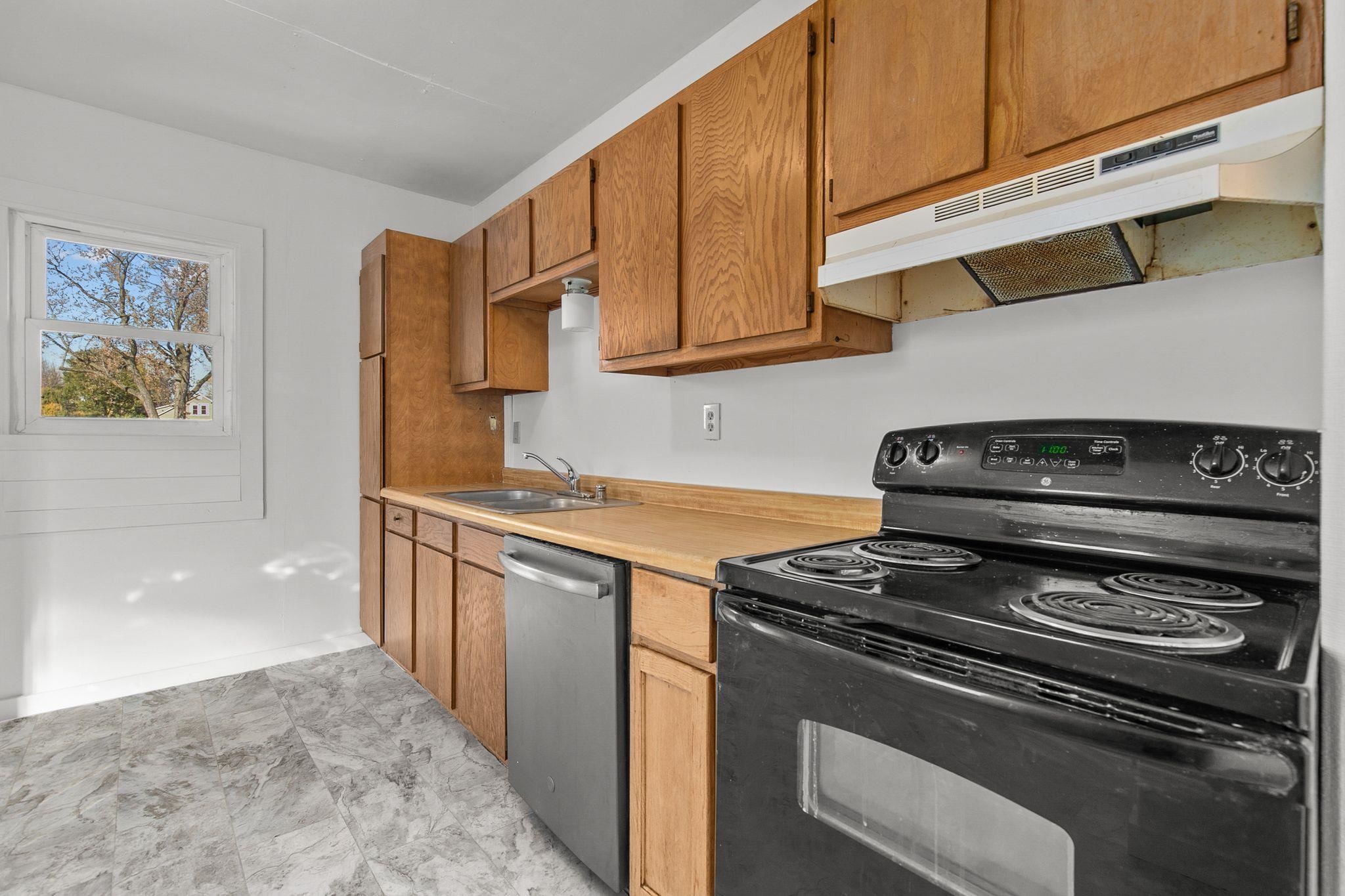 508 Tayco Street Menasha, WI 54952 - Photo 7 of 34