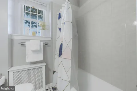 a bathroom with a bathtub and toilet