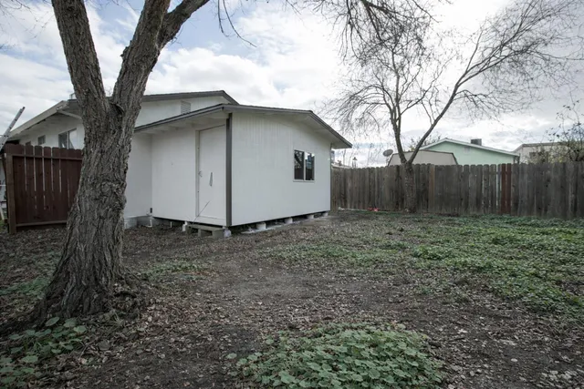 a house view with backyard space
