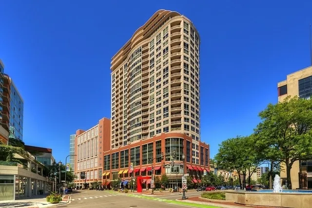 $2,950 | 807 Davis Street, Unit 1308, Evanston, IL 60201
