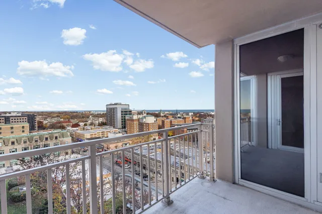 $2,950 | 807 Davis Street, Unit 1308, Evanston, IL 60201