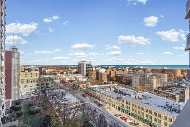 $2,950 | 807 Davis Street, Unit 1308, Evanston, IL 60201