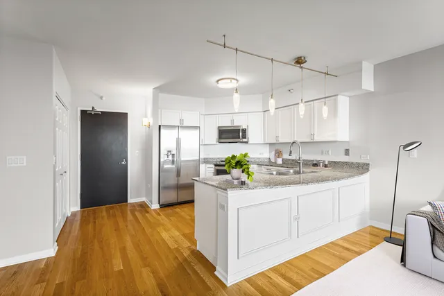 $2,950 | 807 Davis Street, Unit 1308, Evanston, IL 60201