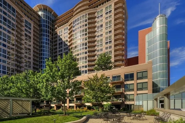 $2,950 | 807 Davis Street, Unit 1308, Evanston, IL 60201