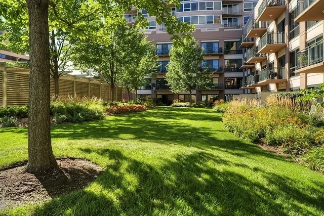 $2,950 | 807 Davis Street, Unit 1308, Evanston, IL 60201